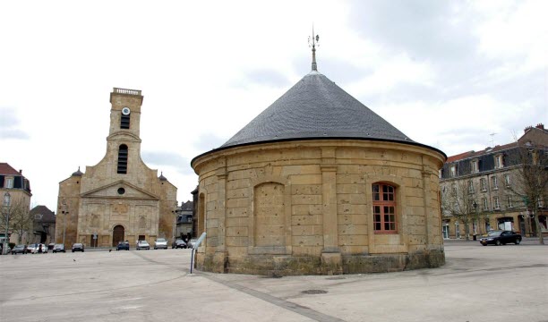 Le puits de siège, place Darche à Longwy. Photo RL