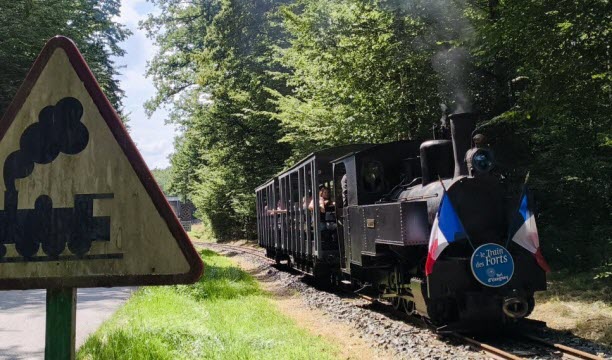 Le train des forts tracté par sa locomotive Simonne. Photo d’archives