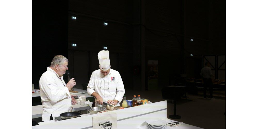 Les chefs cuisiniers de la Fraternelle d'Alsace proposent des démonstrations et joutes culinaires en continu. A retrouver les week-ends. Photo Thomas Toussaint