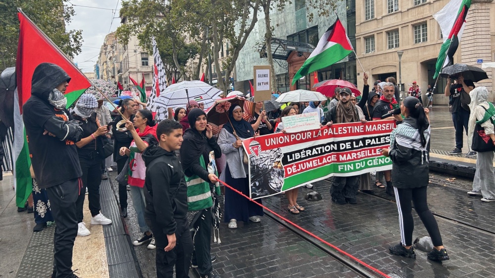 à la Porte d'Aix, avec ceux qui n'ont "pas quitté Gaza des yeux"