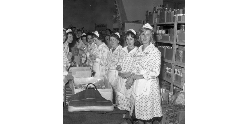 Les hôtesses de caisse sont prêtes en ce jour d'inauguration du Supermarché Casino avenue Jean-Mermoz à Lyon le 13 novembre 1961. Archives Le Progrès