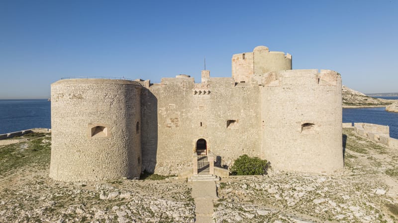 Les ouvertures principales de la façade du Château d'If, jamais retouchées en 500 ans, sont entre les mains des compagnons du devoir pour les solidifier.