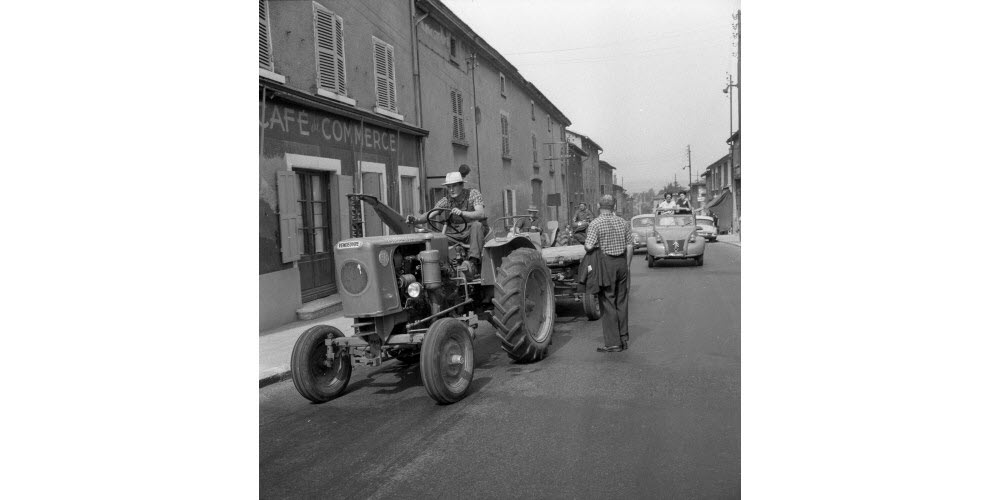 Les paysans roulent en direction de Lyon, ici à Tassin la Demi Lune le 26 juin 1961. Le 4 juin, les paysans bretons en colère contre la baisse des cours, prennent d'assaut la sous-préfecture de Morlaix dans le Finistère. Le mouvement de contestation s'étendra alors dans toute la France. Archives Le Progrès