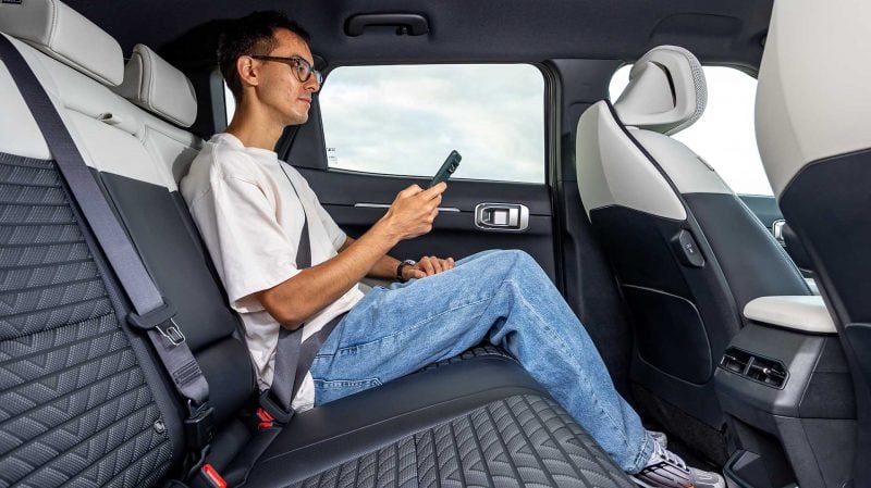 Les places arrière de la Kia EV4 sont très généreuses avec les passagers.