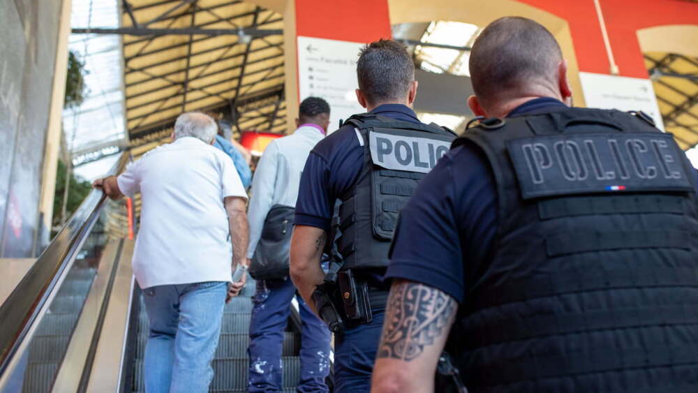 Trois agresseurs aspergeaient les passants de gaz lacrymogène pour les dépouiller dans le centre-ville de Marseille