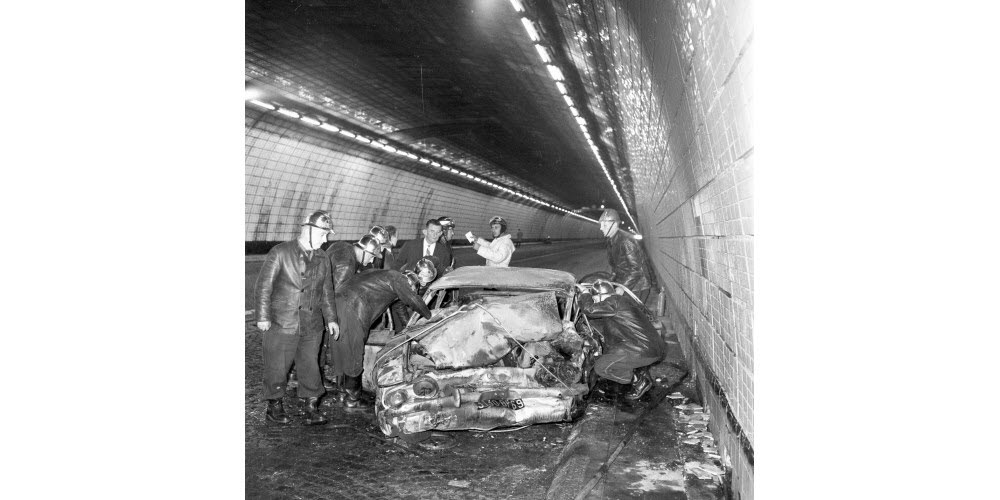 Les pompiers interviennent dans le tunnel de la Croix-Rousse pour une automobile qui a pris feu le 4 juin 1961. Archives Le Progrès
