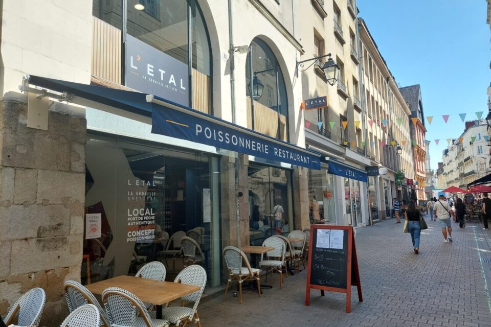 Le commerce est situé au 18 rue des Carmes dans le centre-ville de Nantes. 