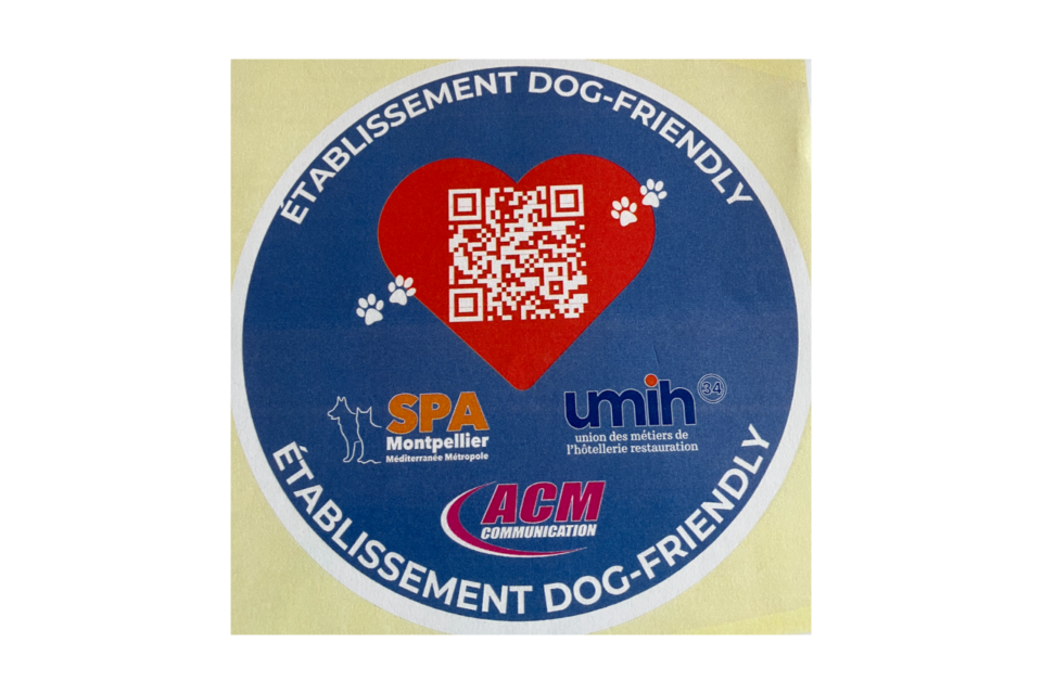 Un message clair avec cet autocollant visible de 15cm x 15cm : les chiens sont les bienvenus !