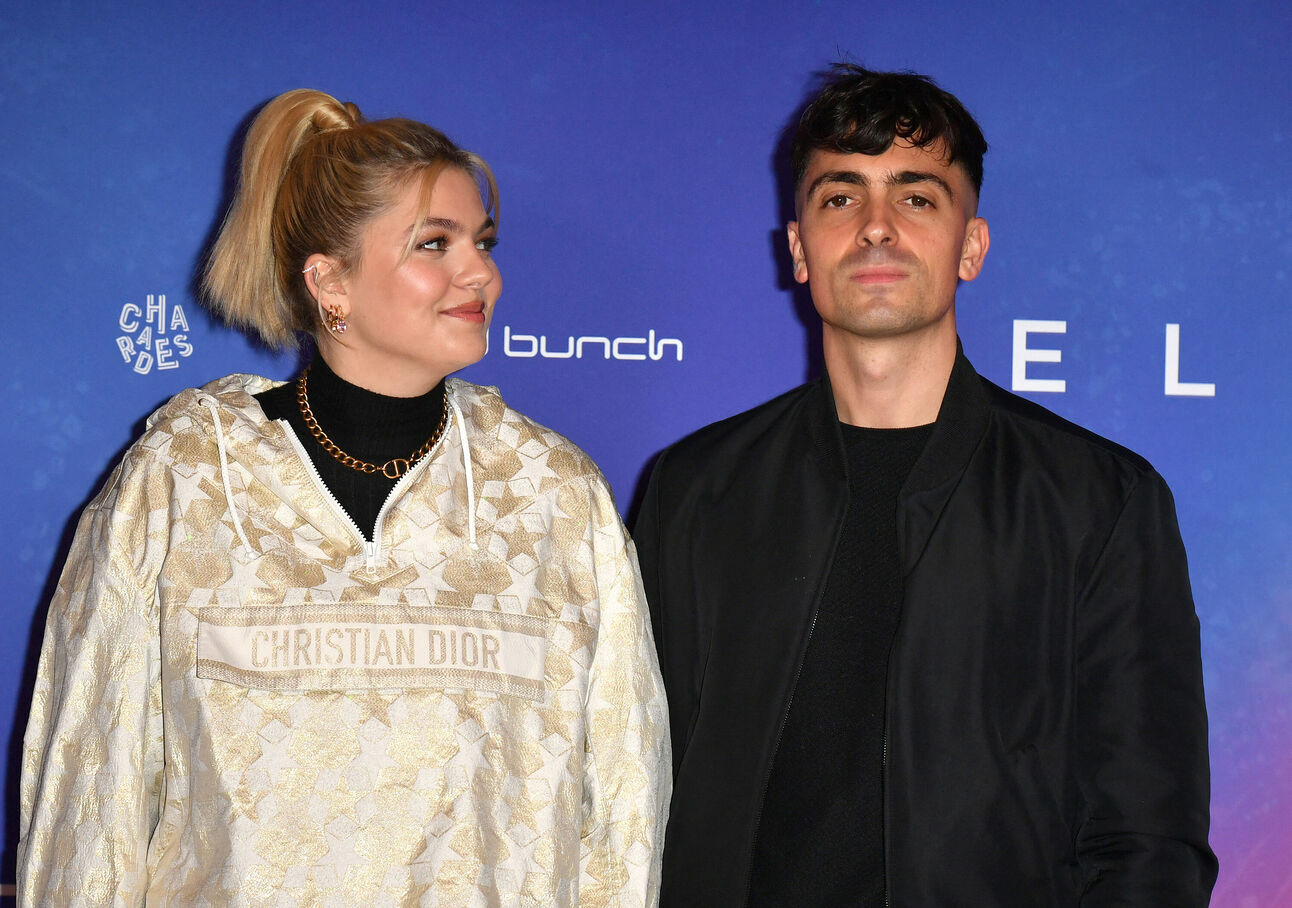 Louane fiancée à Florian Rossi : la chanteuse sexy dans une robe moulante, ce geste de son chéri qui ne passe pas inaperçu