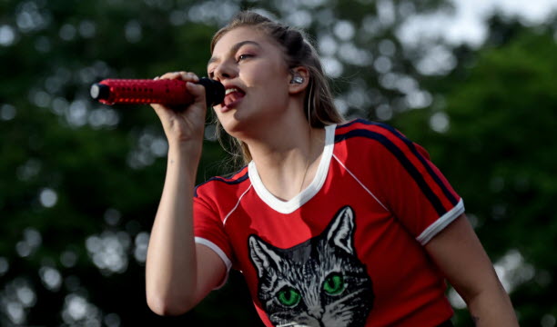 Louane lors du festival Paroles et Musiques à Saint-Etienne en  2018.   Photo Celik Erkul