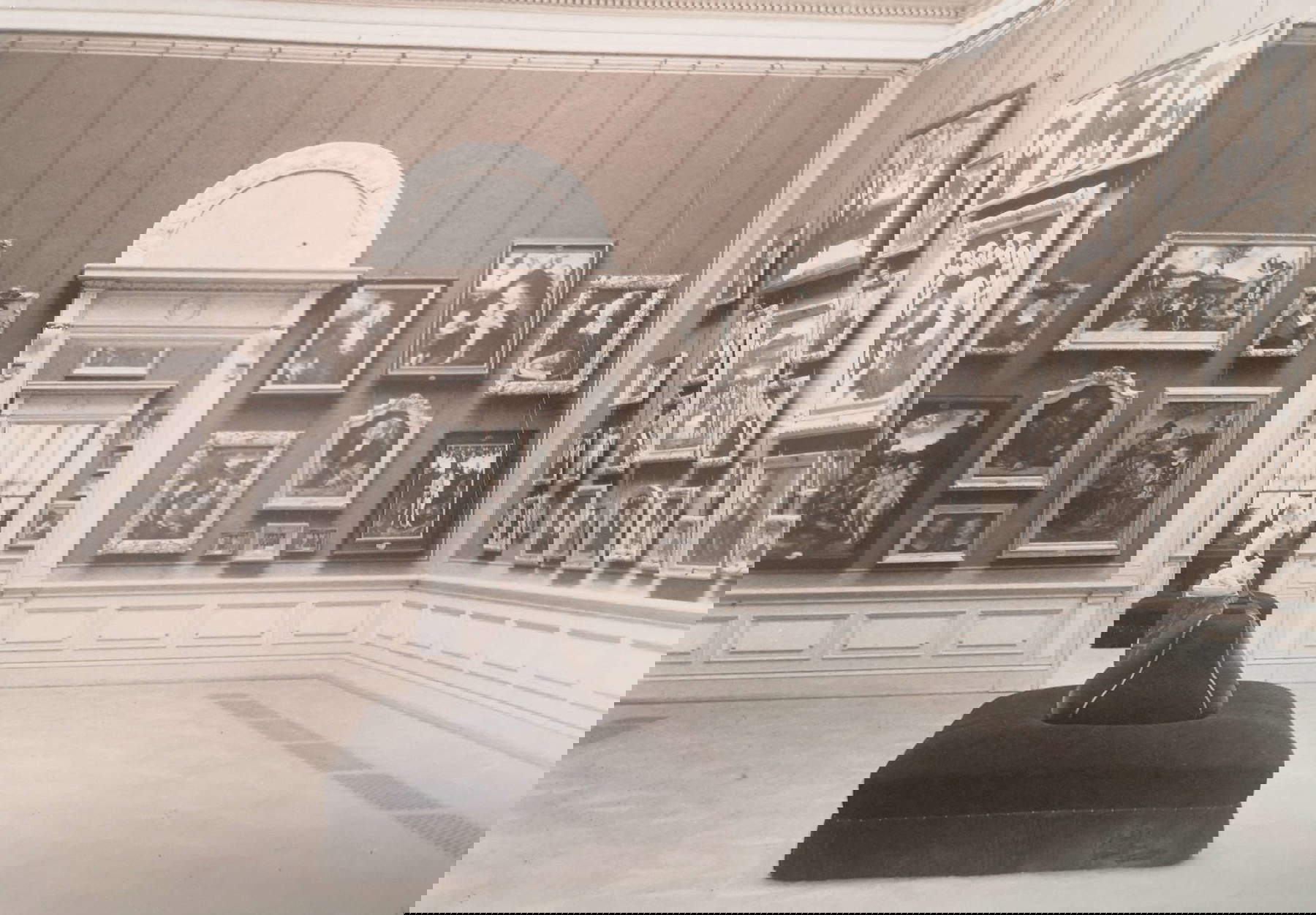 Photographie de la salle des maîtres allemands anciens par Carl Zink vers 1910, montrant le tableau dans sa présentation historique (mur du fond, en haut à droite). L'image est tirée du livre illustré Die hervorragendsten Kunstwerke der Gemäldegallerie des Herzogl. Museums zu Gotha in photogr. Reproduktion.