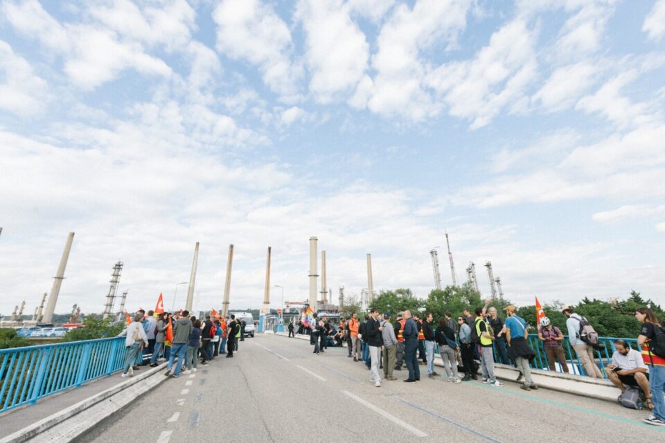 Des manifestants près de la raffinerie TotalEnergies de Feyzin.