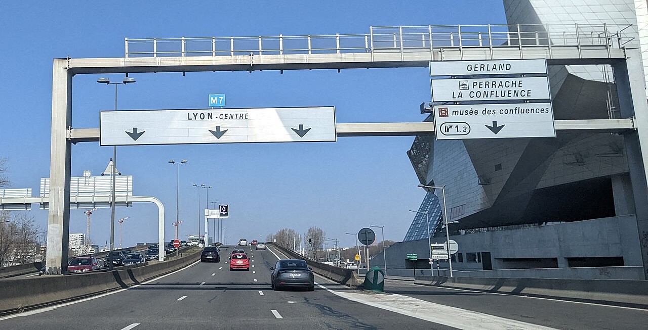 Lyon. Un homme retrouvé mort dans des conditions étranges au bord de la M7