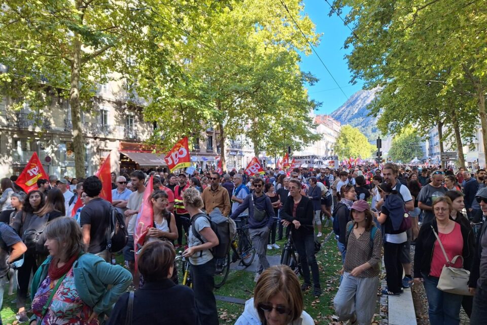 Le cortège du 18 septembre à Grenoble a emprunté un itinéraire déclaré, passant par les boulevards avant de rejoindre la place Verdun.