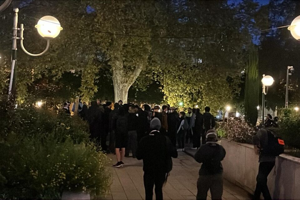 Moins d'une centaine de personnes se trouvent place Carnot avant 7h.