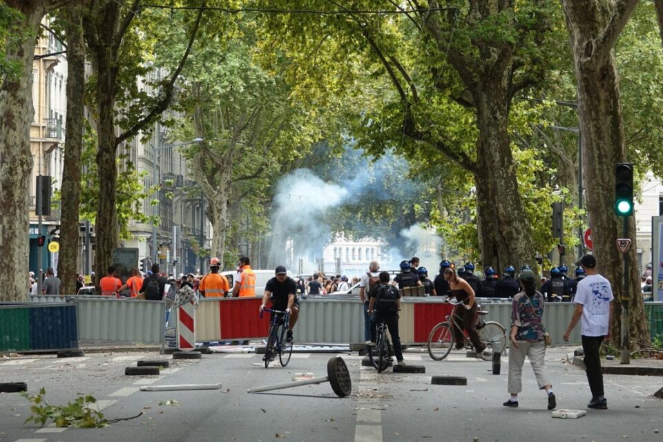 Des barricades ont été montées par les manifestants à Lyon.