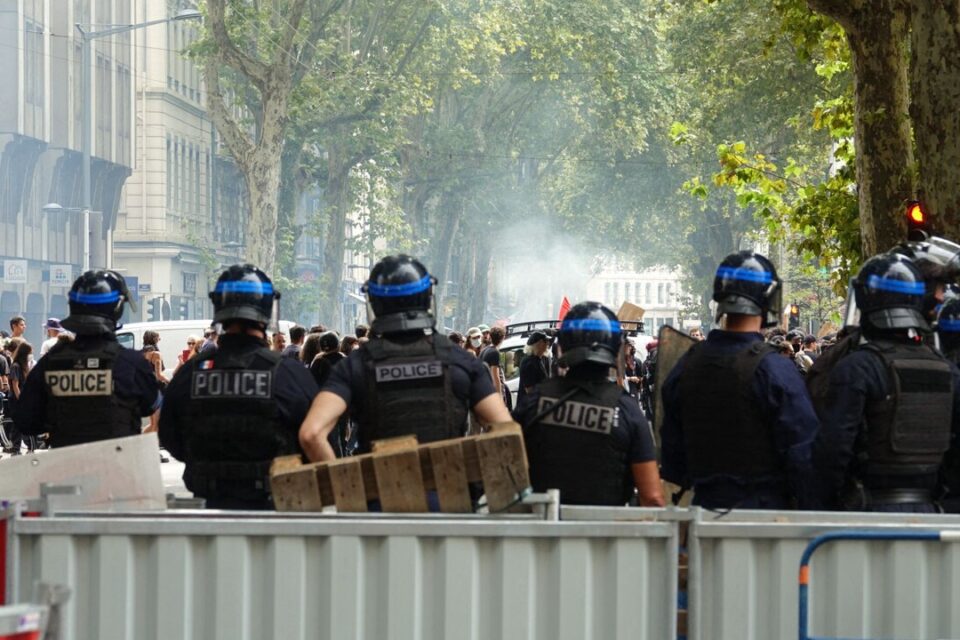 Les policiers font l'usage de moyens pour disperser la foule à Lyon.