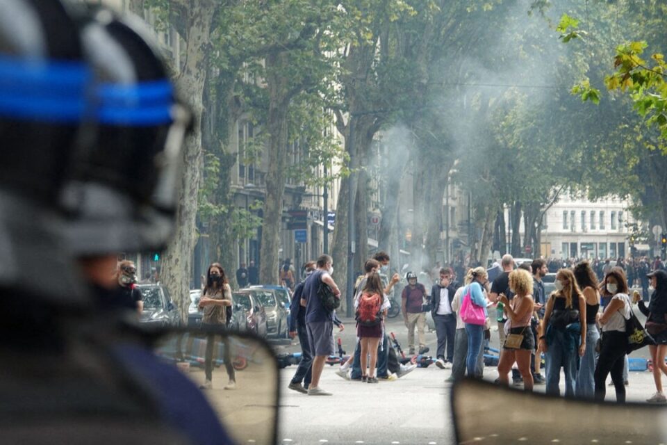 Les manifestants gazés par les policiers à Lyon, mercredi 10 septembre.
