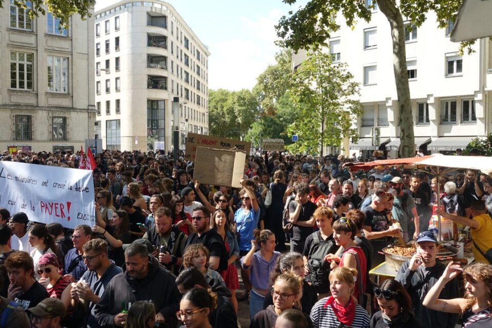 Les manifestants réunis place Guichard, à Lyon, dans le 3e arrondissement.