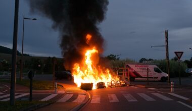 des manifestants bloquent un rond-point, un feu allumé