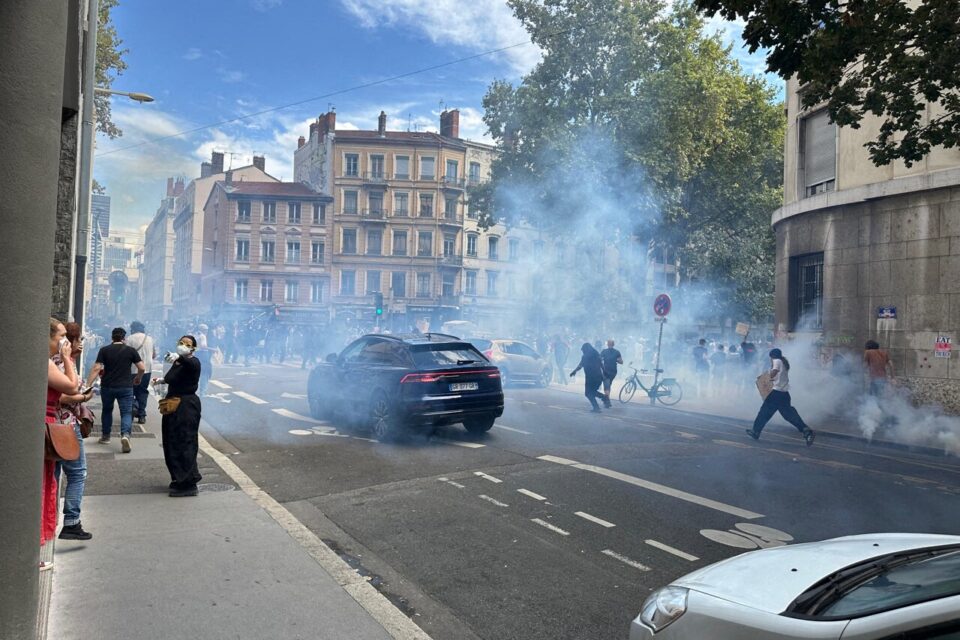Les policiers font massivement usage de gaz lacrymogène pour disperser la manifestation sauvage à Lyon.