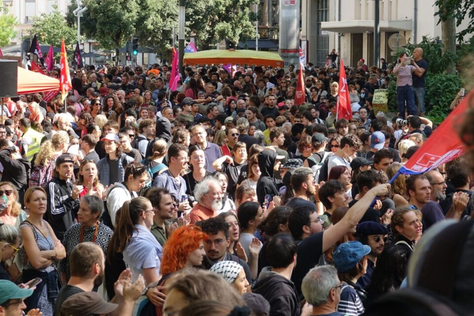 Les manifestants réunis place Guichard à Lyon pour le 10 septembre.