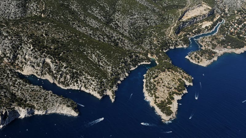 Une partie du parc national des Calanques, avec de droite à gauche : les Calanques de Port-Miou, Port-Pin et En-Vau.