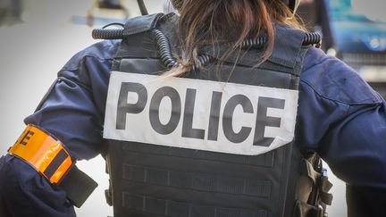 Une policière de dos. Image d'illustration. (LIONEL VADAM  / MAXPPP)