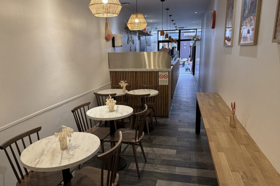 Un lieu où se poser avec une dizaine de couverts à l'intérieur et une petite terrasse qui attire l'œil.