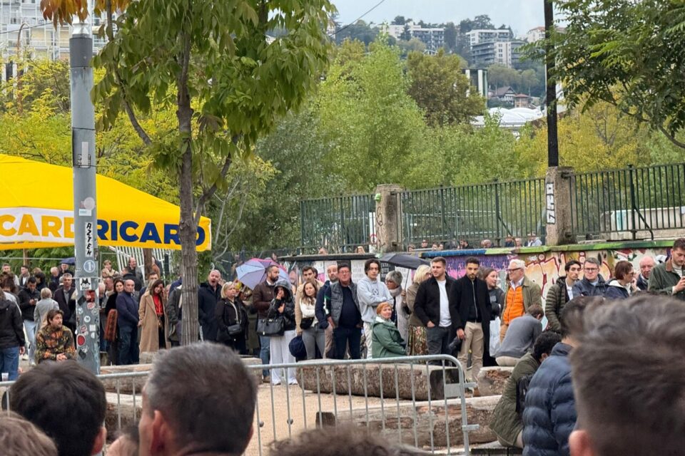 Une file d'attente s'est formée au milieu de la foule.