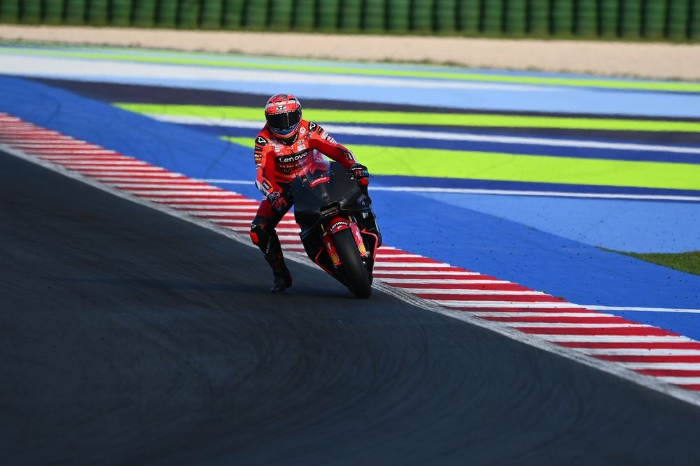 Michele Pirro au guidon de la Ducati modifiée, mardi pour le premier test MotoGP de Pirelli à Misano.