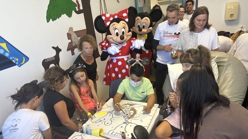 Mickey et Minnie ont illuminé la journée d’une soixantaine d’enfants hospitalisés à La Timone, grâce à une opération solidaire portée par Disneyland Paris et ses Disney VoluntEARS.