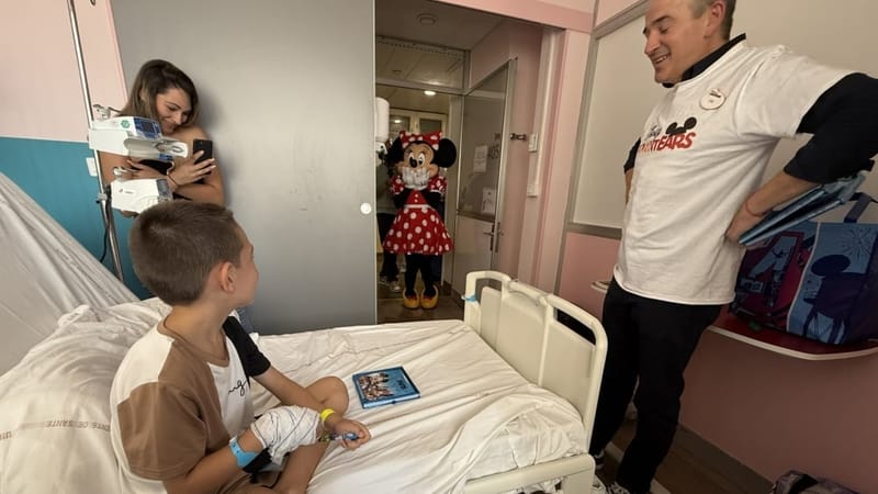 Minnie est allée à la rencontre de Tiago, hospitalisé depuis trois jours pour une maladie auto-immune, offrant câlins, autographes et photos dans sa chambre à La Timone.