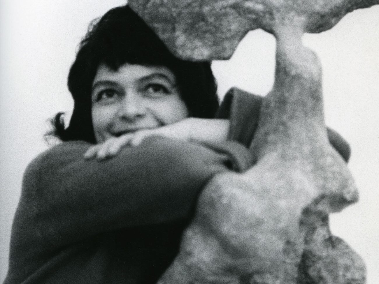 Marek Holzman, Alina Szapocznikow avec sa sculpture “Naga [Nu]”