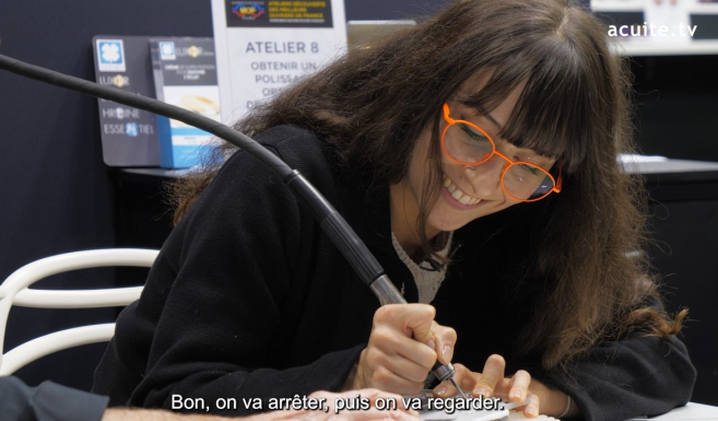 [Silmo 2025] Atelier MOF : notre animatrice Sara met sa dextérité à l'épreuve avec la sculpture sur plexiglass