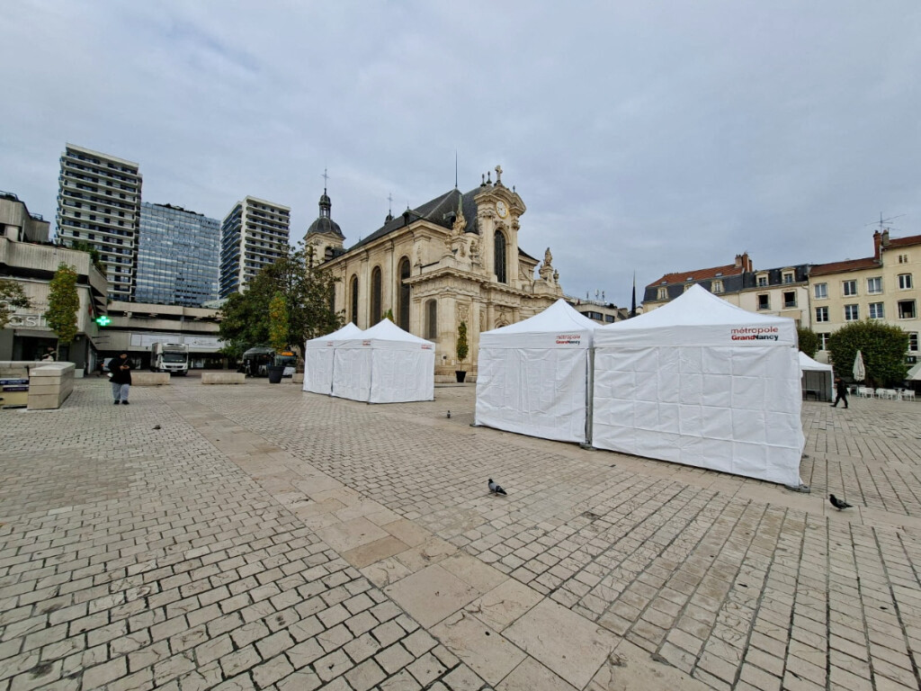 c'est quoi ces chapiteaux installés sur la place Charles III ce mercredi ?