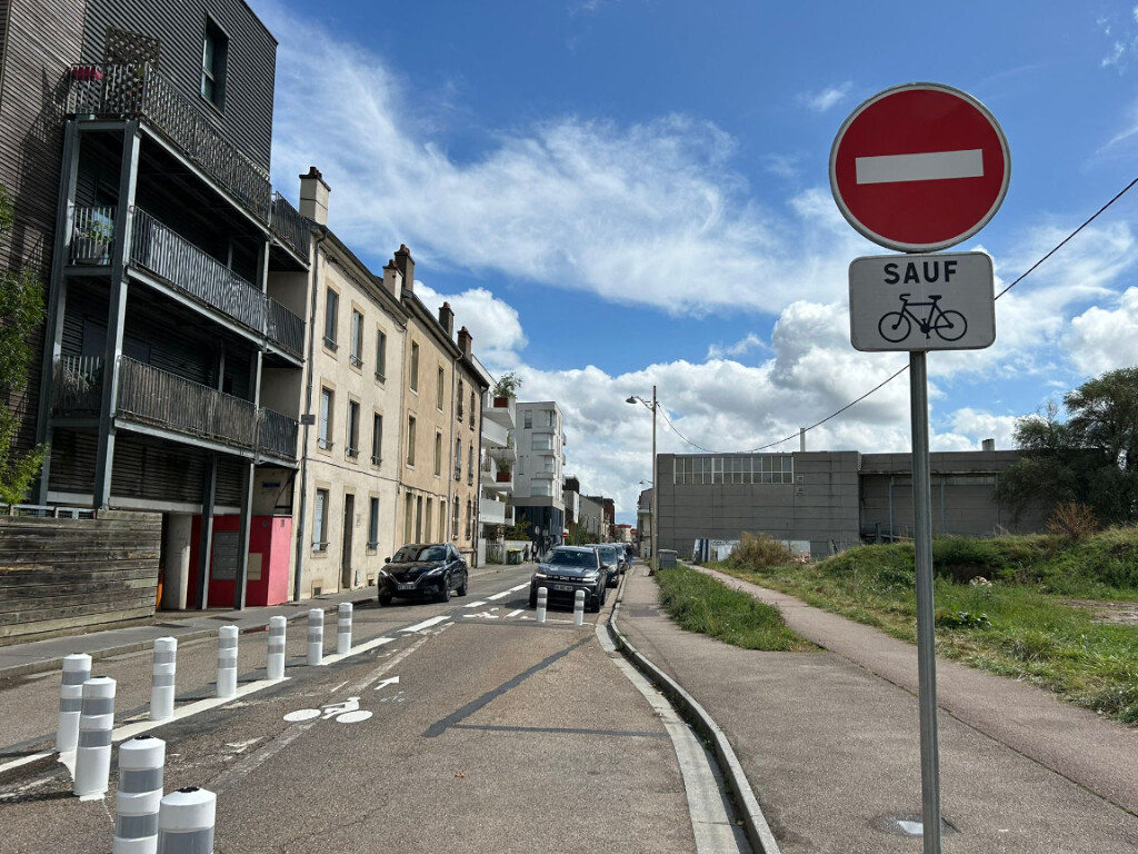 mise à sens unique, cette rue près du Kinepolis gagne de nombreuses places de stationnement