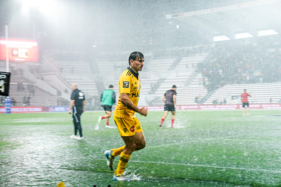L'ailier rochelais Nathan Bollengier sous les trombes d'eau qui ont inondé Mayol avant le report de la rencontre dimanche.