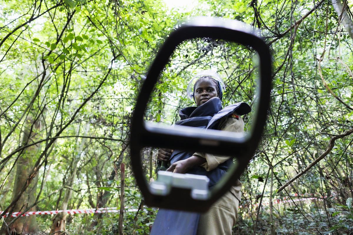 La photographe Cassandre Nativel a suivi les démineurs qui travaillent en Angola.