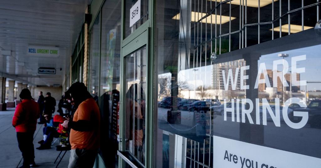 Le chômage grimpe aux États-Unis, la création d'emplois ralentit - rts.ch