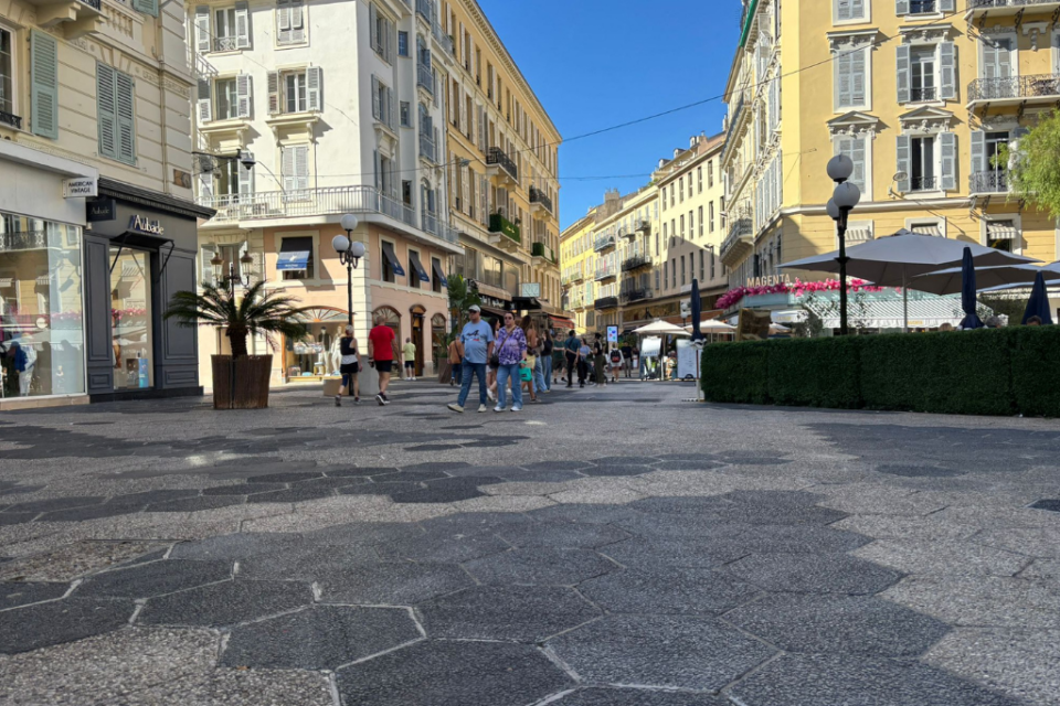 Le sol de la rue Masséna se dégrade à vue d'oeil.