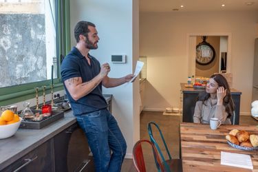 Louis Sarkozy avec Natali, sa première auditrice, il répète sa chronique pour RMC au petit déjeuner. Chez eux, à Menton, où un studio d’enregistrement a été improvisé.