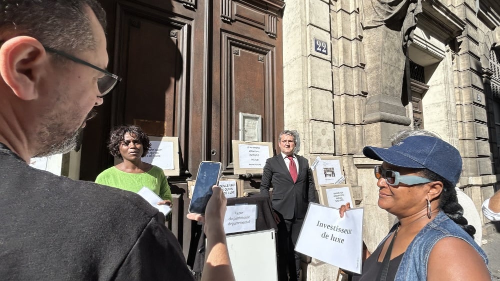 À Marseille, une fausse vente aux enchères pour dénoncer le patrimoine "bradé" par le Département