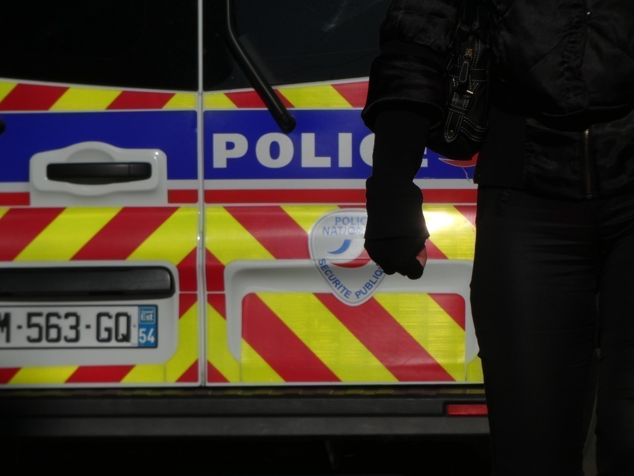 un homme de 46 ans étrangle et exhibe son sexe devant sa mère