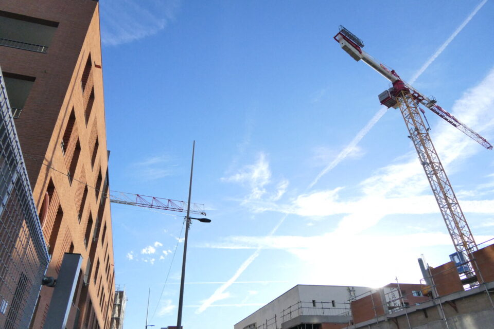 A gauche, la façade de l'immeuble d'Antoine, qui donne directement sur la grue et les chantiers restants. 