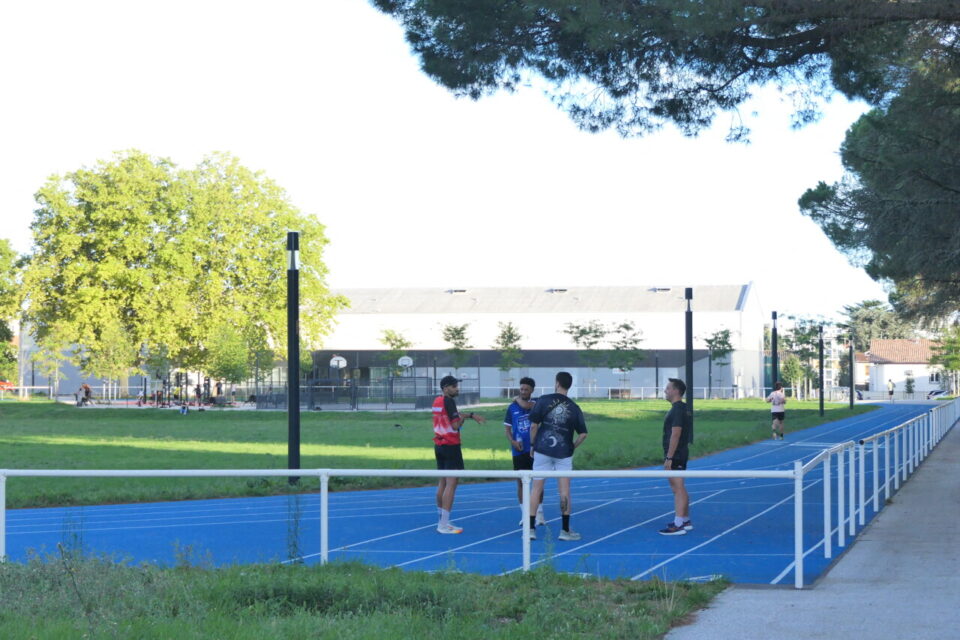 La piste d'athlétisme et les terrains sportifs du quartier sont très appréciés des habitants. 