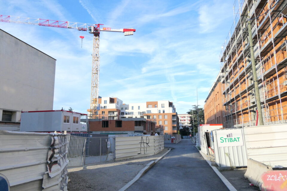 Dans la zone encore en travaux, certains habitants sont déjà installés au plus près du bruit. 