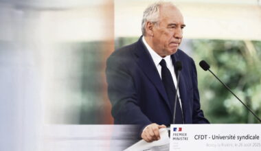 Budget 2026 : en catimini, François Bayrou et Emmanuel Macron s'apprêtent à publier trois décrets et doublent les franchises médicales