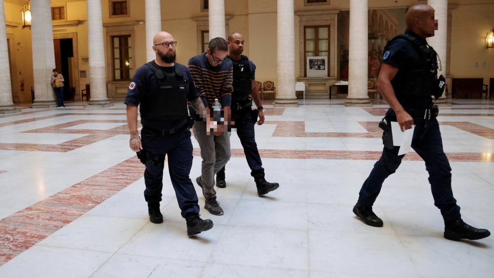 son collègue qui l'a "démasqué" raconte à la barre son calvaire pour qu'éclate la vérité