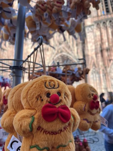 peluche devant la cathédrale